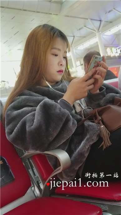 4k-高铁站候车室遇见清纯靓丽的美女。