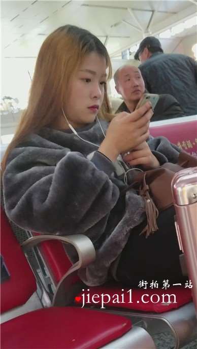 4k-高铁站候车室遇见清纯靓丽的美女。