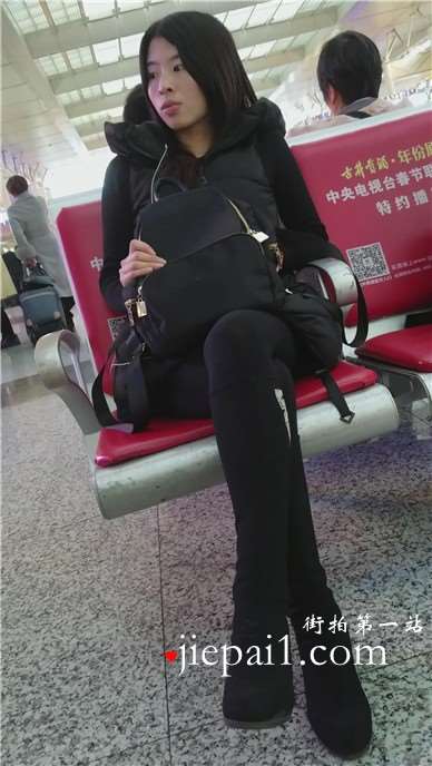 4k-高铁站候车室拍摄丝袜打底裤长腿大嘴巴美女。