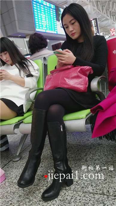 4k-高铁站候车室拍摄黑丝美腿青春美女。