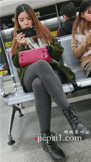 4k-车站候车室拍摄性感丝袜打底裤甜美小清新美眉。