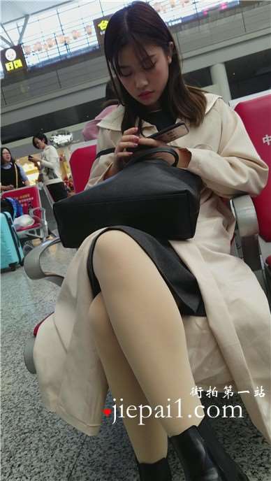 4k-高铁站候车室内的长腿肉丝美腿女孩，清纯美丽。