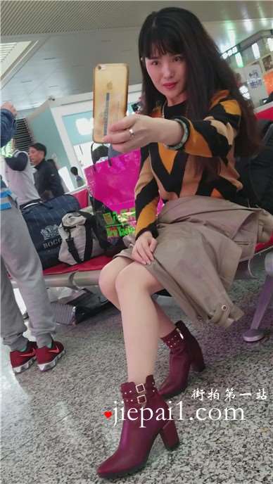 4k-高铁站候车室拍摄一位美若天仙的女神，你自拍我拍你。