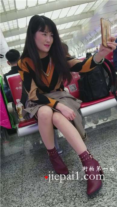 4k-高铁站候车室拍摄一位美若天仙的女神，你自拍我拍你。