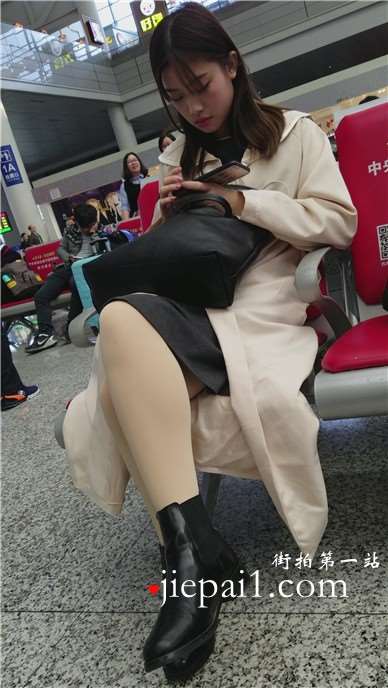 4k-高铁站候车室内的长腿肉丝美腿女孩，清纯美丽。