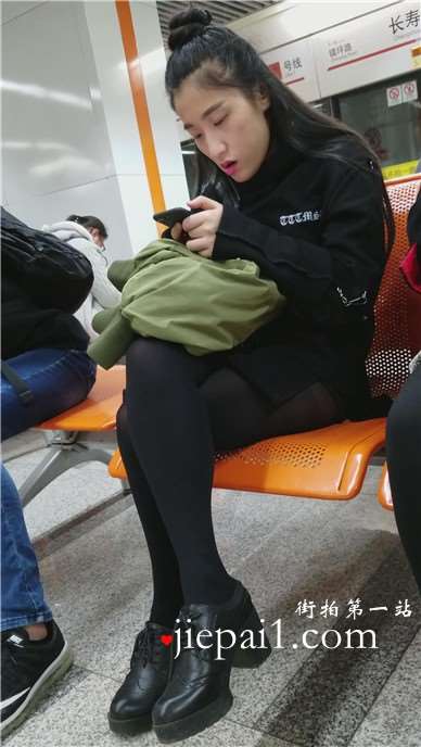 4k-高铁站候车室拍摄美腿黑丝小清新女神姐姐。
