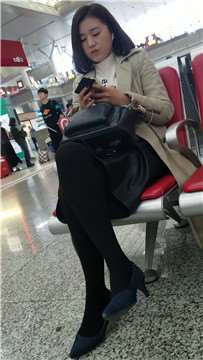 4k-高铁站候车室拍摄超级性感黑丝高跟鞋美女