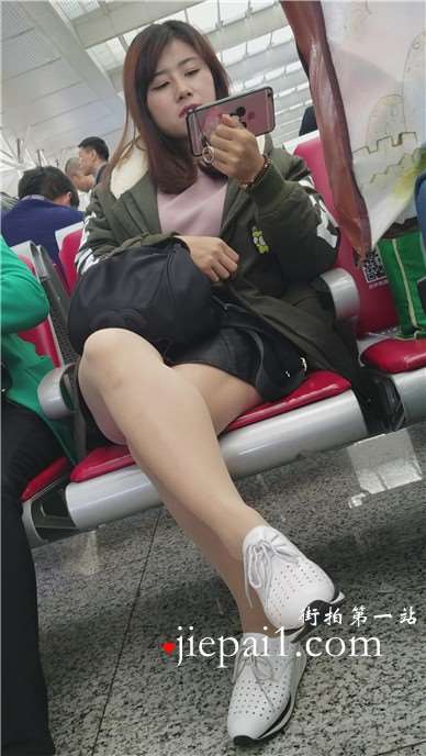 4k-高铁站候车室拍摄文静甜美小清新美腿女神姐姐。