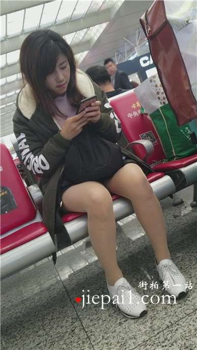 4k-高铁站候车室拍摄文静甜美小清新美腿女神姐姐。