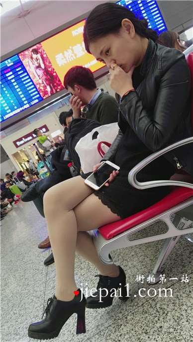 4k-高铁站候车室拍摄极品肉丝美足美眉