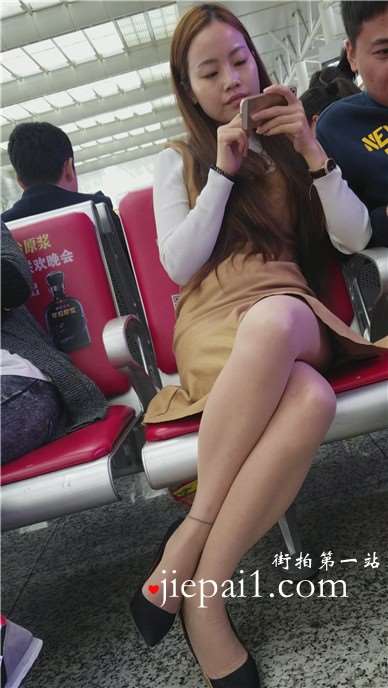 4k-候车室美遇见与美女，性感美腿盘得真够紧的。