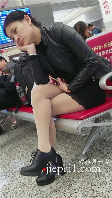 4k-高铁站候车室拍摄极品肉丝美足美眉