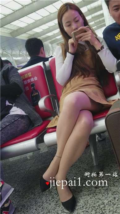 4k-候车室美遇见与美女，性感美腿盘得真够紧的。