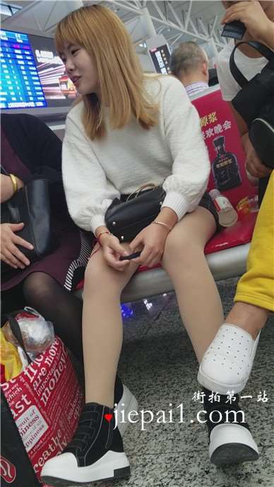 4K - 偶遇母女二人一起出行的小妹