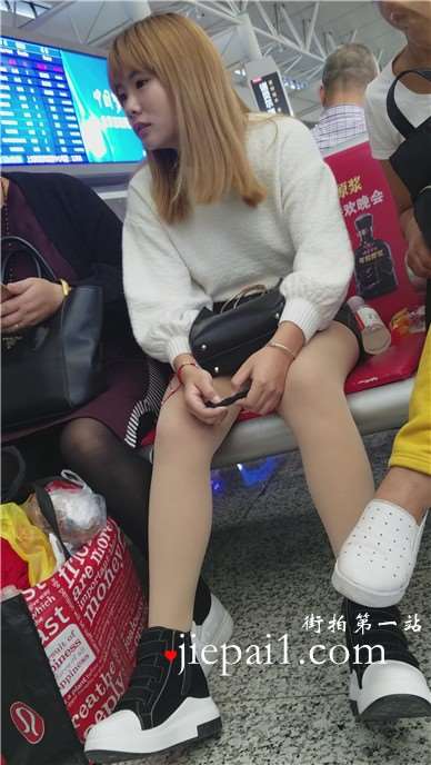 4K - 偶遇母女二人一起出行的小妹