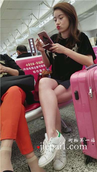 偶遇跟母亲一起的乖乖女