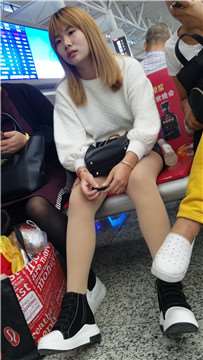 4K - 偶遇母女二人一起出行的小妹