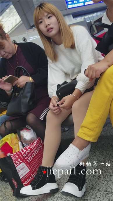 4K - 偶遇母女二人一起出行的小妹