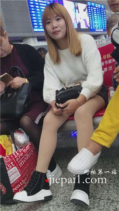 4K - 偶遇母女二人一起出行的小妹