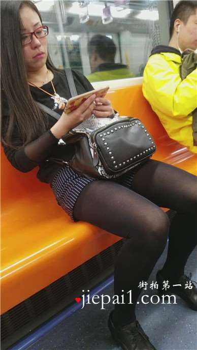 4k-地铁上摊着玩手机的性感黑丝长腿美女