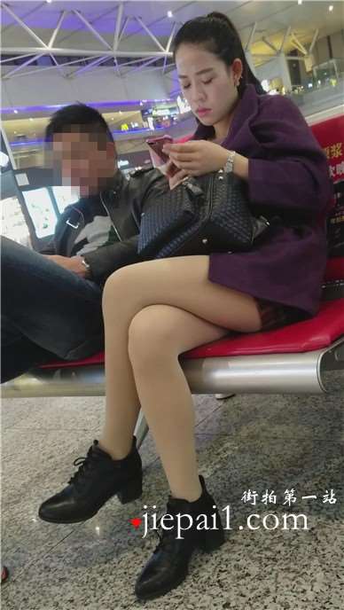 4k-车站候车室拍摄一大嘴美女，长腿加肉色丝袜。