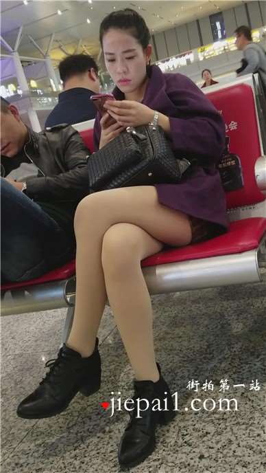 4k-车站候车室拍摄一大嘴美女，长腿加肉色丝袜。