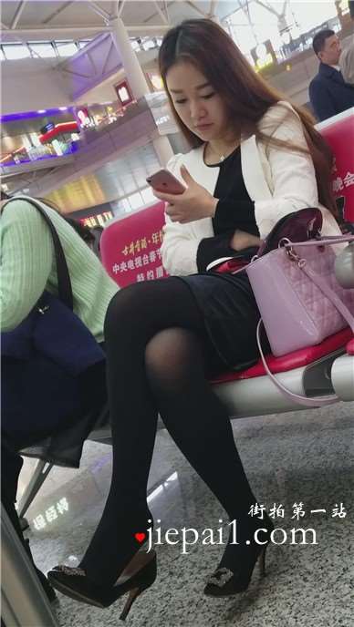 4K - 候车室拍摄优雅的长发少f