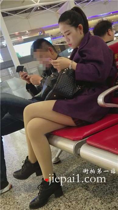 4k-车站候车室拍摄一大嘴美女，长腿加肉色丝袜。