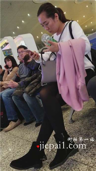4k-高铁站候车室拍摄成熟的黑丝性感美腿少妇。