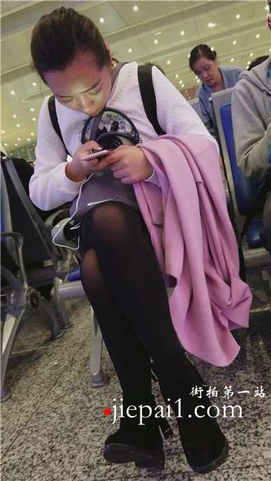 4k-高铁站候车室拍摄成熟的黑丝性感美腿少妇。