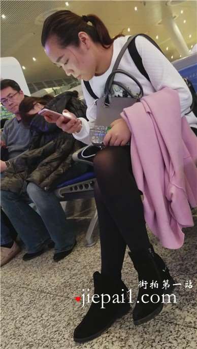 4k-高铁站候车室拍摄成熟的黑丝性感美腿少妇。