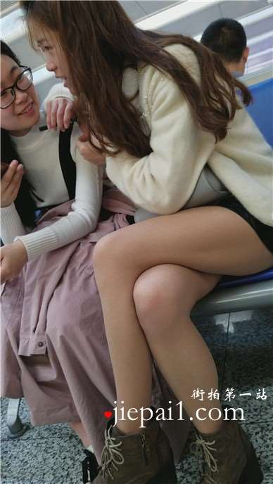 4k-高铁站候车室拍摄美腿美女，跟闺蜜聊得很开心呀。