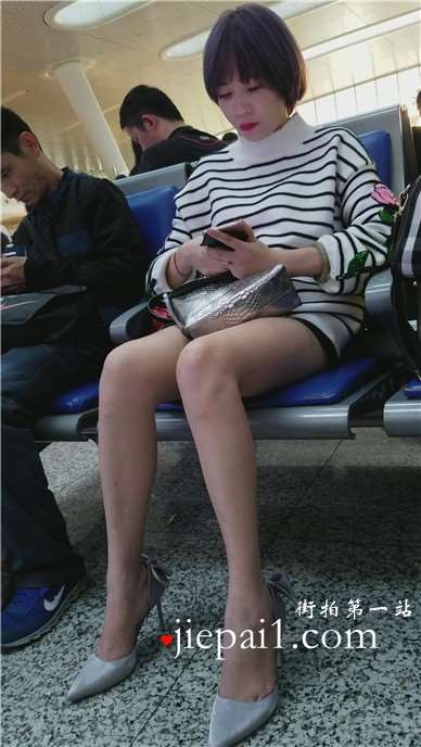4k-长腿性感少妇的高跟鞋被玉足塞满了，偷偷脱下来晾一...