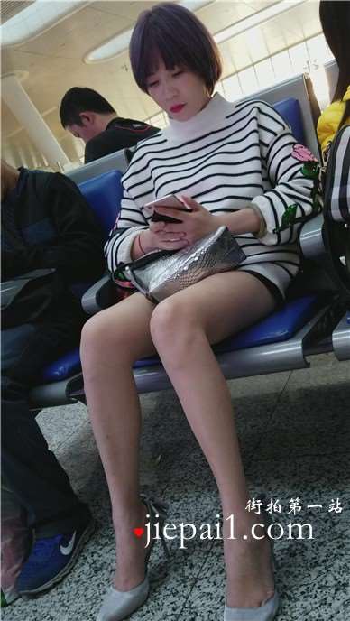 4k-长腿性感少妇的高跟鞋被玉足塞满了，偷偷脱下来晾一...