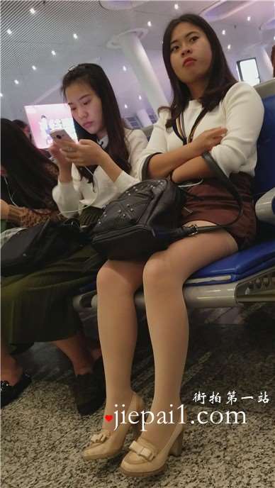 4k-高铁站候车室拍摄甜美肉色丝袜美腿美女，颜值超赞。