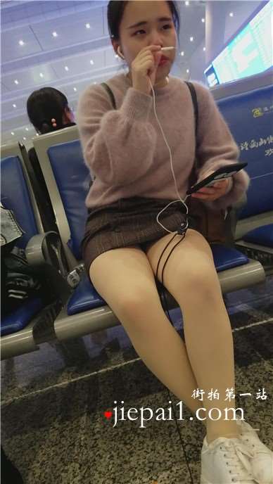 4k-高铁站候车室拍摄红彤彤厚唇的肉丝小妹，一直在玩手...