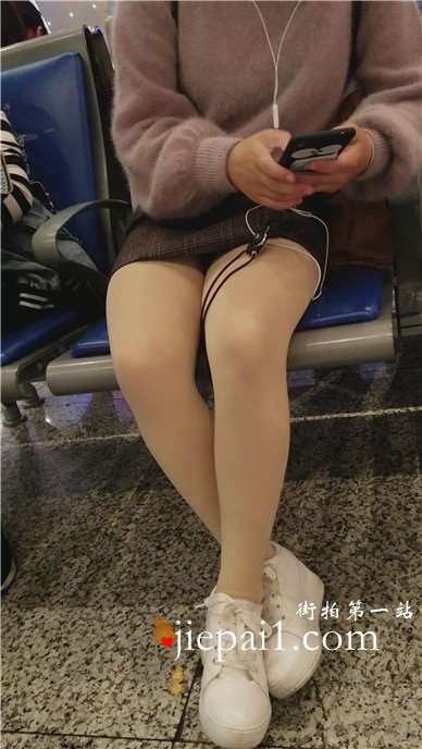 4k-高铁站候车室拍摄红彤彤厚唇的肉丝小妹，一直在玩手...