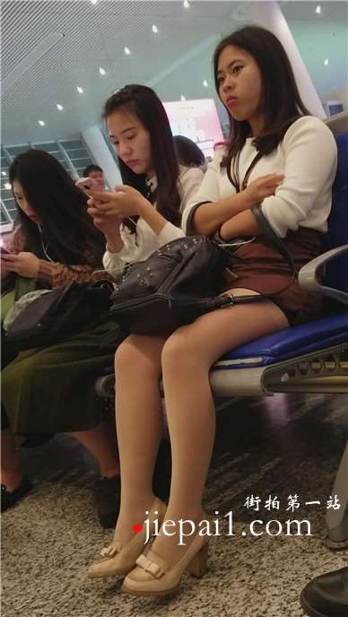 4k-高铁站候车室拍摄甜美肉色丝袜美腿美女，颜值超赞。