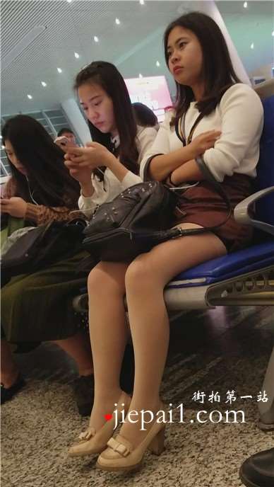 4k-高铁站候车室拍摄甜美肉色丝袜美腿美女，颜值超赞。