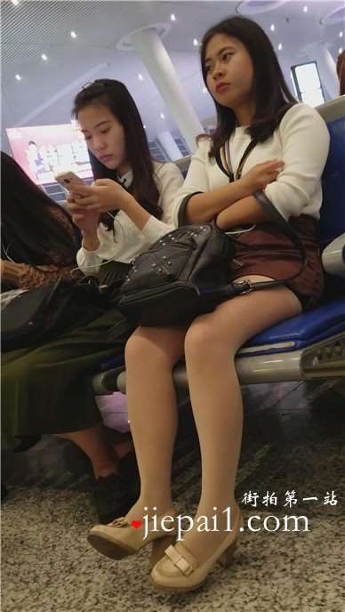 4k-高铁站候车室拍摄甜美肉色丝袜美腿美女，颜值超赞。