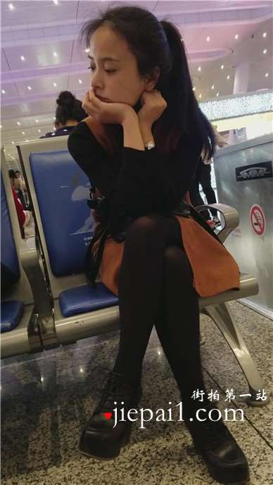 4k-车站候车室遇见无聊等车的妹子，大眼小清新。