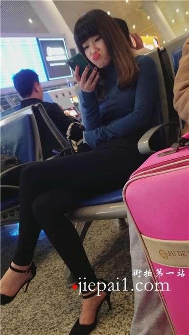 4k-高铁站候车室拍摄粉嫩甜美小清新萌妹子