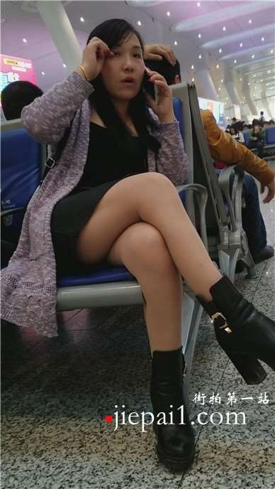 4k-车站候车室偶遇美腿熟女，一把年纪了还风韵犹存。