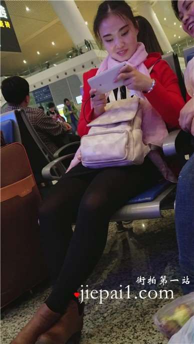 4k-车站候车室坐在对面玩手机的美眉，笑容很灿烂哦。