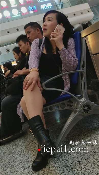 4k-车站候车室偶遇美腿熟女，一把年纪了还风韵犹存。