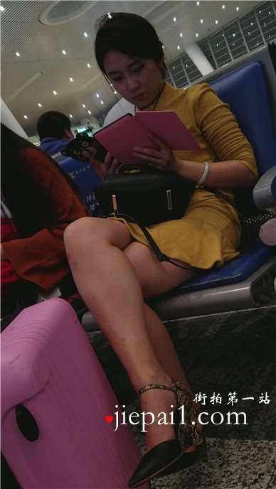 高铁站偶遇坐在对面的甜美知性美女，完美女神类型。