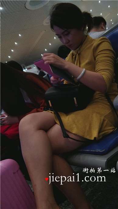 高铁站偶遇坐在对面的甜美知性美女，完美女神类型。