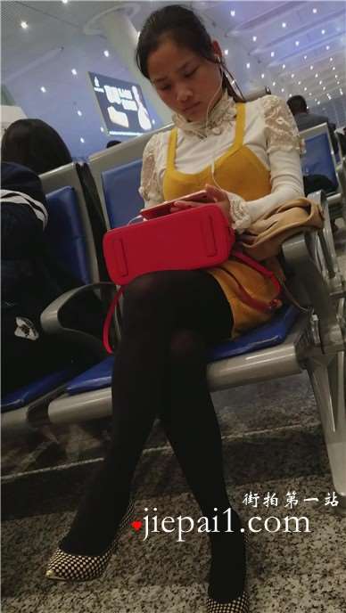 4k-高铁站候车室拍摄黑丝长腿高跟鞋知性美女