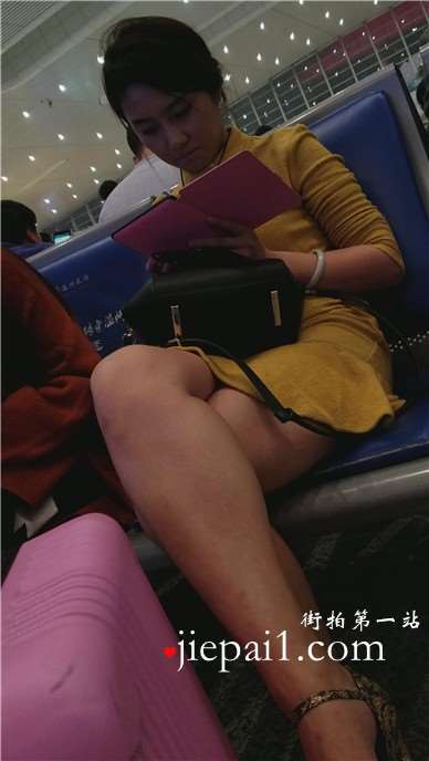 高铁站偶遇坐在对面的甜美知性美女，完美女神类型。
