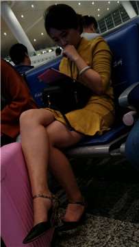 高铁站偶遇坐在对面的甜美知性美女，完美女神类型。